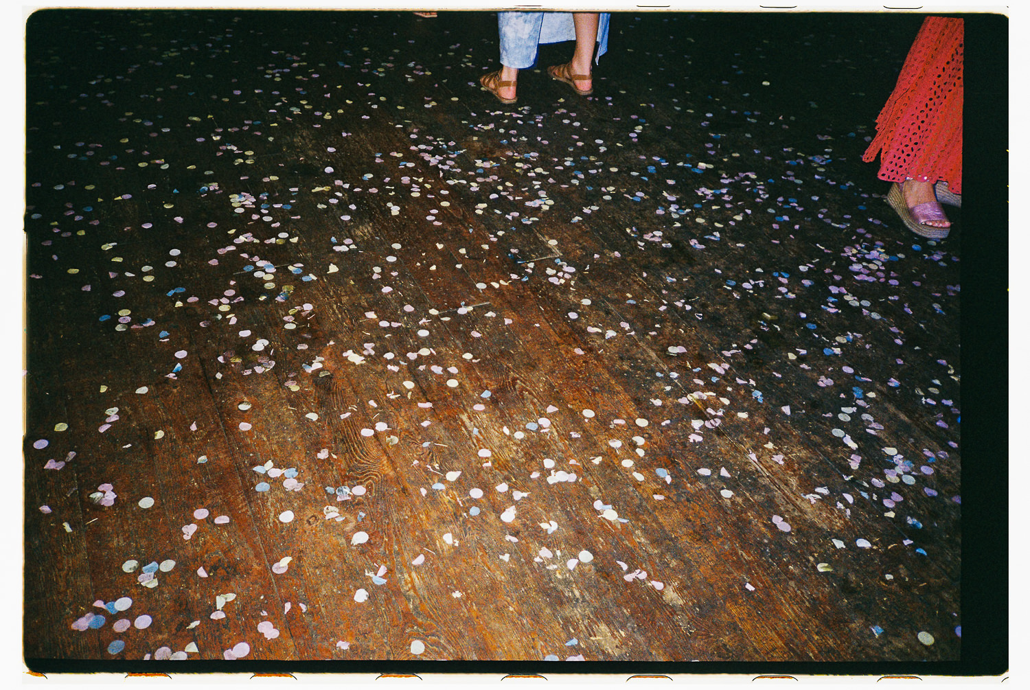 OLD LUXTERS BARN WEDDING PHOTOGRAPHY ON ANALOGUE FILM 06 020 OLD LUXTERS BARN WEDDING PHOTOGRAPHY ON ANALOGUE FILM 06 020